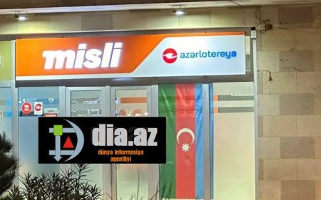 Bir tərəfdə böyüklər mərc gəlir, digər tərəfdə uşaqlar dərs alır...