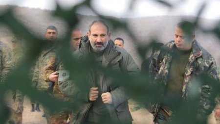 Keçmiş müdafiə naziri Paşinyanı вЂ?satqınlıqdaвЂ™ ittiham edir