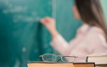 “Dərs keçdiyim zaman məni videoya çəkib paylaşır”