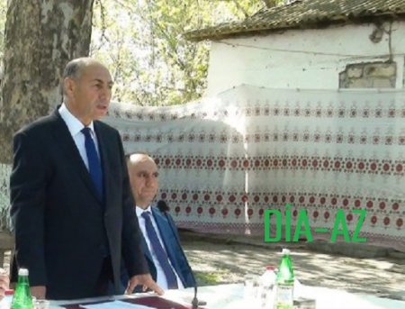 Vidadi İsayev dövlət işçilərini qapısında qul kim işlədir