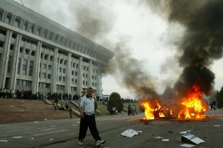 İyirmi il əvvəlin “Lalə inqilabı” və ya “hökumət yıxılır”