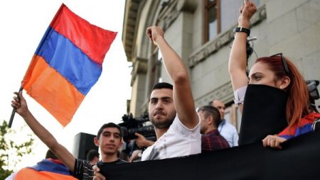 Erməınistanda KOMMUNİZM BAŞ QALDIRIR?